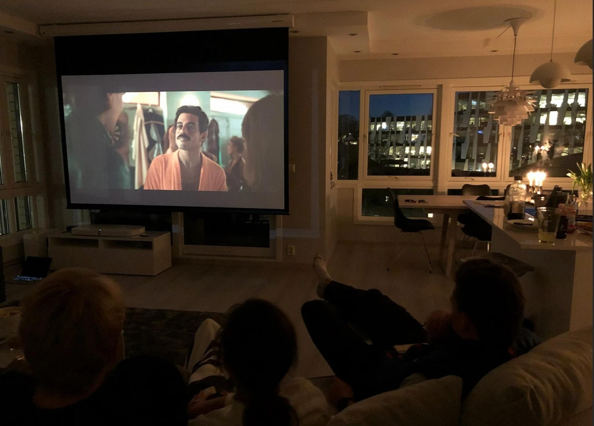 Hjemmekino - 108 tommer elektrisk lerret